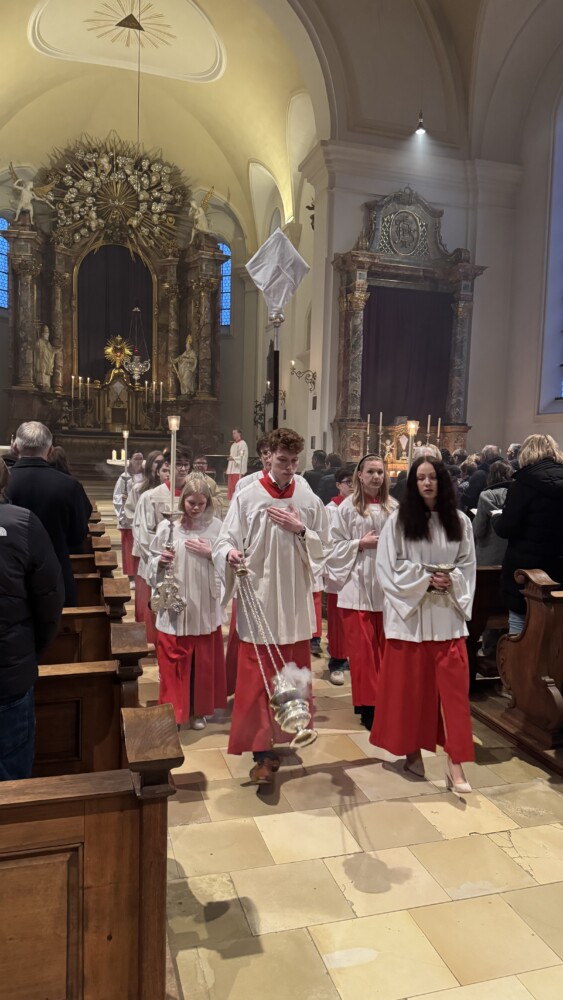 2026 04 02 Gruendonnerstag1 - Die Karwoche wurde in der Pfarrei auch in diesem Jahr als besonders dichte und bewegende Zeit erlebt. Den Auftakt bildete der Palmsonntag, an dem Pfarrer Peter Seidel die unspektakuläre Ankunft Jesu in Jerusalem in den Mittelpunkt stellte: auf einem Esel, leise, nahbar und ohne Prunk. Die anfängliche Begeisterung der Menschen verflog schnell – ein Bild dafür, wie auch unser eigener Glaube manchmal schwankt. Dennoch, so die Botschaft, kommt Jesus zu uns, begleitet uns und bleibt an unserer Seite – auch in Unsicherheit und Zweifel.