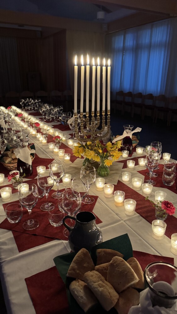 2026 04 02 Gruendonnerstag6 - Die Karwoche wurde in der Pfarrei auch in diesem Jahr als besonders dichte und bewegende Zeit erlebt. Den Auftakt bildete der Palmsonntag, an dem Pfarrer Peter Seidel die unspektakuläre Ankunft Jesu in Jerusalem in den Mittelpunkt stellte: auf einem Esel, leise, nahbar und ohne Prunk. Die anfängliche Begeisterung der Menschen verflog schnell – ein Bild dafür, wie auch unser eigener Glaube manchmal schwankt. Dennoch, so die Botschaft, kommt Jesus zu uns, begleitet uns und bleibt an unserer Seite – auch in Unsicherheit und Zweifel.