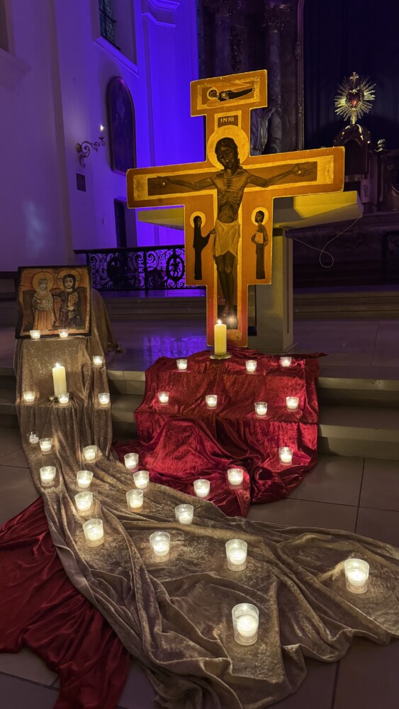 2026 04 02 Wachet1 - Die Karwoche wurde in der Pfarrei auch in diesem Jahr als besonders dichte und bewegende Zeit erlebt. Den Auftakt bildete der Palmsonntag, an dem Pfarrer Peter Seidel die unspektakuläre Ankunft Jesu in Jerusalem in den Mittelpunkt stellte: auf einem Esel, leise, nahbar und ohne Prunk. Die anfängliche Begeisterung der Menschen verflog schnell – ein Bild dafür, wie auch unser eigener Glaube manchmal schwankt. Dennoch, so die Botschaft, kommt Jesus zu uns, begleitet uns und bleibt an unserer Seite – auch in Unsicherheit und Zweifel.