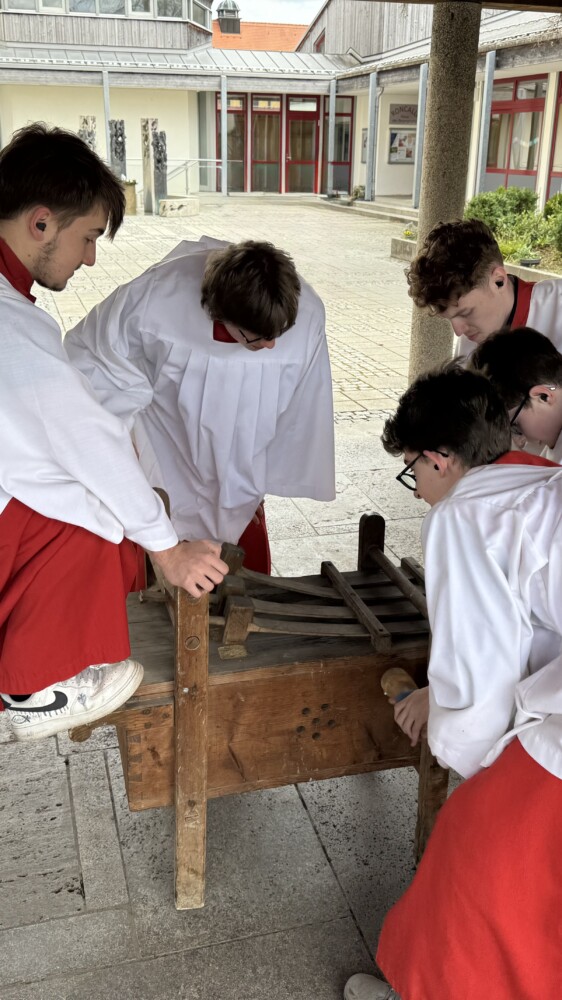 2026 04 03 Karfreitag2 - Die Karwoche wurde in der Pfarrei auch in diesem Jahr als besonders dichte und bewegende Zeit erlebt. Den Auftakt bildete der Palmsonntag, an dem Pfarrer Peter Seidel die unspektakuläre Ankunft Jesu in Jerusalem in den Mittelpunkt stellte: auf einem Esel, leise, nahbar und ohne Prunk. Die anfängliche Begeisterung der Menschen verflog schnell – ein Bild dafür, wie auch unser eigener Glaube manchmal schwankt. Dennoch, so die Botschaft, kommt Jesus zu uns, begleitet uns und bleibt an unserer Seite – auch in Unsicherheit und Zweifel.