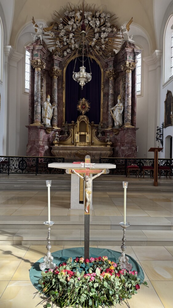 2026 04 03 Karfreitag4 - Die Karwoche wurde in der Pfarrei auch in diesem Jahr als besonders dichte und bewegende Zeit erlebt. Den Auftakt bildete der Palmsonntag, an dem Pfarrer Peter Seidel die unspektakuläre Ankunft Jesu in Jerusalem in den Mittelpunkt stellte: auf einem Esel, leise, nahbar und ohne Prunk. Die anfängliche Begeisterung der Menschen verflog schnell – ein Bild dafür, wie auch unser eigener Glaube manchmal schwankt. Dennoch, so die Botschaft, kommt Jesus zu uns, begleitet uns und bleibt an unserer Seite – auch in Unsicherheit und Zweifel.