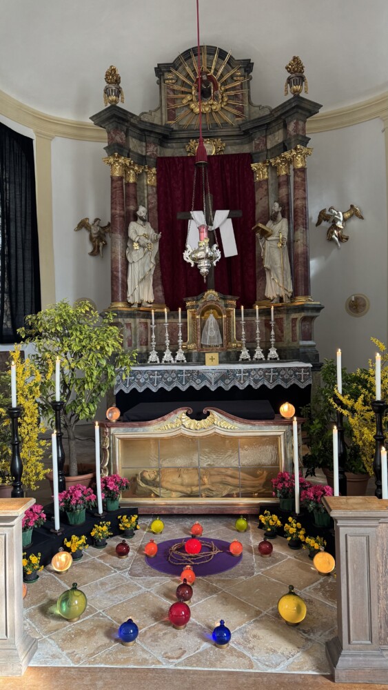 2026 04 03 Karfreitag5 - Die Karwoche wurde in der Pfarrei auch in diesem Jahr als besonders dichte und bewegende Zeit erlebt. Den Auftakt bildete der Palmsonntag, an dem Pfarrer Peter Seidel die unspektakuläre Ankunft Jesu in Jerusalem in den Mittelpunkt stellte: auf einem Esel, leise, nahbar und ohne Prunk. Die anfängliche Begeisterung der Menschen verflog schnell – ein Bild dafür, wie auch unser eigener Glaube manchmal schwankt. Dennoch, so die Botschaft, kommt Jesus zu uns, begleitet uns und bleibt an unserer Seite – auch in Unsicherheit und Zweifel.