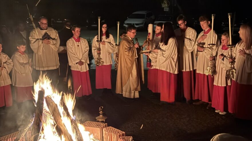 2026 04 05 Ostersonntag01 - Die Karwoche wurde in der Pfarrei auch in diesem Jahr als besonders dichte und bewegende Zeit erlebt. Den Auftakt bildete der Palmsonntag, an dem Pfarrer Peter Seidel die unspektakuläre Ankunft Jesu in Jerusalem in den Mittelpunkt stellte: auf einem Esel, leise, nahbar und ohne Prunk. Die anfängliche Begeisterung der Menschen verflog schnell – ein Bild dafür, wie auch unser eigener Glaube manchmal schwankt. Dennoch, so die Botschaft, kommt Jesus zu uns, begleitet uns und bleibt an unserer Seite – auch in Unsicherheit und Zweifel.