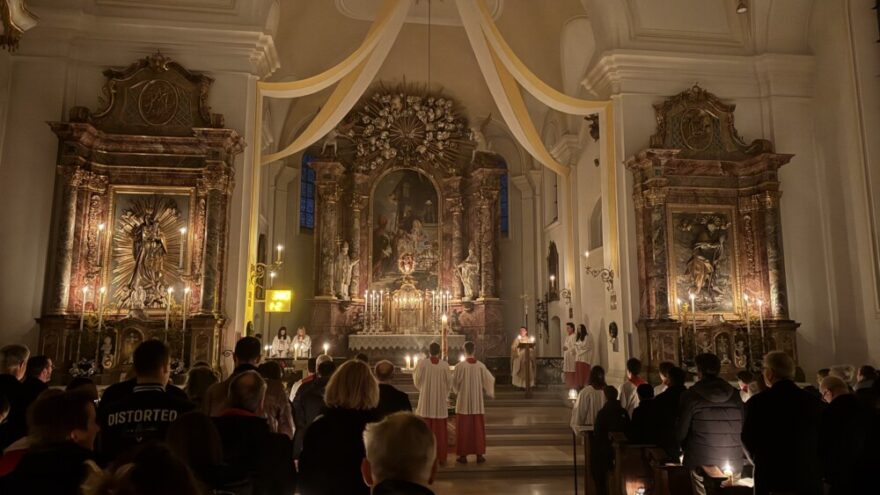 2026 04 05 Ostersonntag7 - Die Karwoche wurde in der Pfarrei auch in diesem Jahr als besonders dichte und bewegende Zeit erlebt. Den Auftakt bildete der Palmsonntag, an dem Pfarrer Peter Seidel die unspektakuläre Ankunft Jesu in Jerusalem in den Mittelpunkt stellte: auf einem Esel, leise, nahbar und ohne Prunk. Die anfängliche Begeisterung der Menschen verflog schnell – ein Bild dafür, wie auch unser eigener Glaube manchmal schwankt. Dennoch, so die Botschaft, kommt Jesus zu uns, begleitet uns und bleibt an unserer Seite – auch in Unsicherheit und Zweifel.