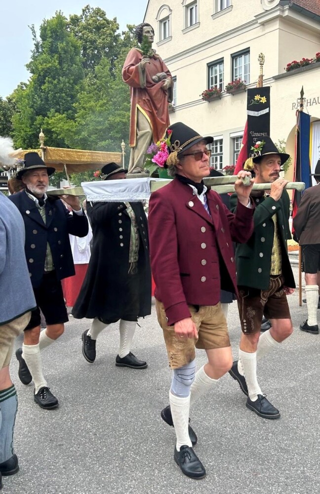 Fronleichnam 1 - Bei überraschend schönem Wetter feierte die Pfarrei St. Joseph in Tutzing das Fronleichnamsfest mit rund 250 Gläubigen. Der festliche Gottesdienst in der Pfarrkirche St. Joseph wurde von Pfarrer Peter Seidel zelebriert.