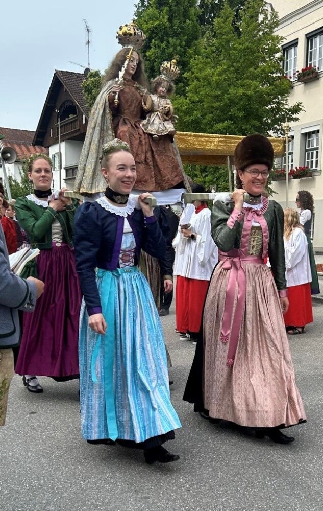 Fronleichnam 2 - Bei überraschend schönem Wetter feierte die Pfarrei St. Joseph in Tutzing das Fronleichnamsfest mit rund 250 Gläubigen. Der festliche Gottesdienst in der Pfarrkirche St. Joseph wurde von Pfarrer Peter Seidel zelebriert.