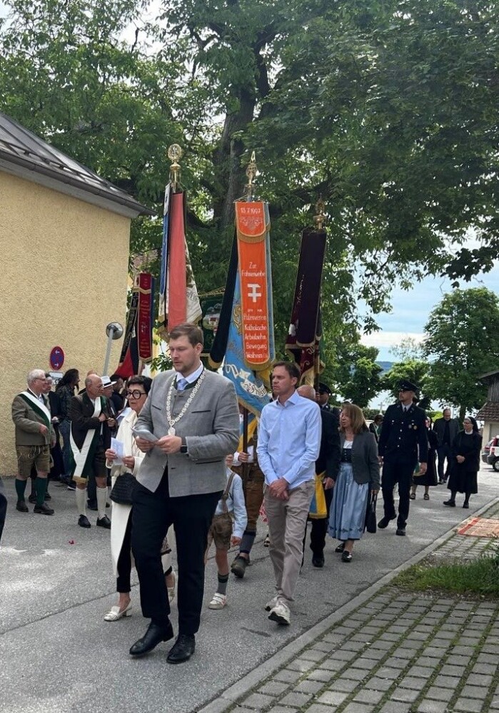 Fronleichnam 3 - Bei überraschend schönem Wetter feierte die Pfarrei St. Joseph in Tutzing das Fronleichnamsfest mit rund 250 Gläubigen. Der festliche Gottesdienst in der Pfarrkirche St. Joseph wurde von Pfarrer Peter Seidel zelebriert.