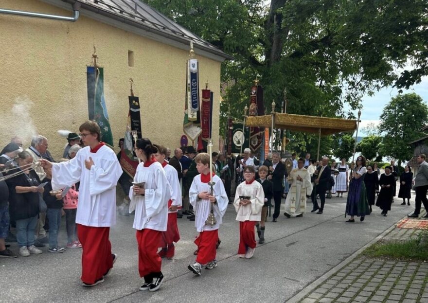 Fronleichnam 4 - Bei überraschend schönem Wetter feierte die Pfarrei St. Joseph in Tutzing das Fronleichnamsfest mit rund 250 Gläubigen. Der festliche Gottesdienst in der Pfarrkirche St. Joseph wurde von Pfarrer Peter Seidel zelebriert.