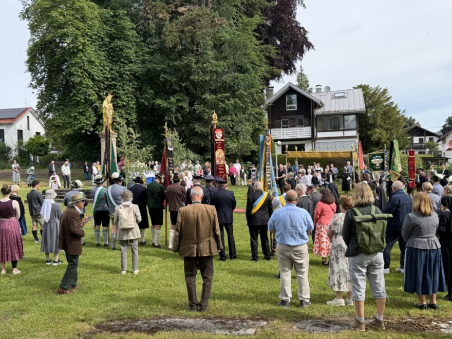 IMG 0235 - Bei überraschend schönem Wetter feierte die Pfarrei St. Joseph in Tutzing das Fronleichnamsfest mit rund 250 Gläubigen. Der festliche Gottesdienst in der Pfarrkirche St. Joseph wurde von Pfarrer Peter Seidel zelebriert.