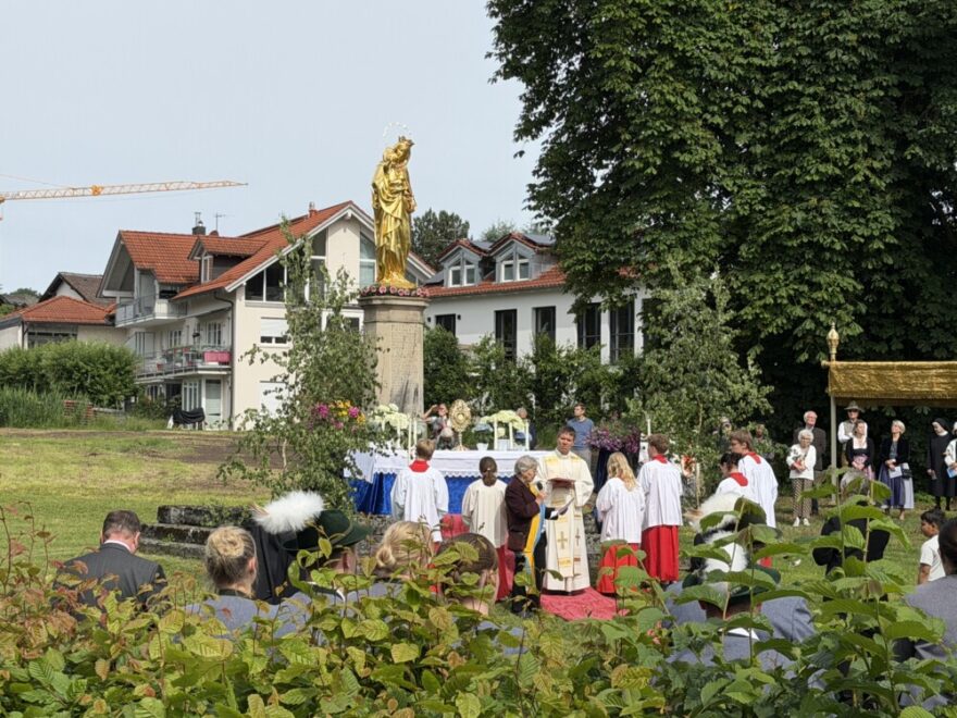 IMG 0237 - Bei überraschend schönem Wetter feierte die Pfarrei St. Joseph in Tutzing das Fronleichnamsfest mit rund 250 Gläubigen. Der festliche Gottesdienst in der Pfarrkirche St. Joseph wurde von Pfarrer Peter Seidel zelebriert.