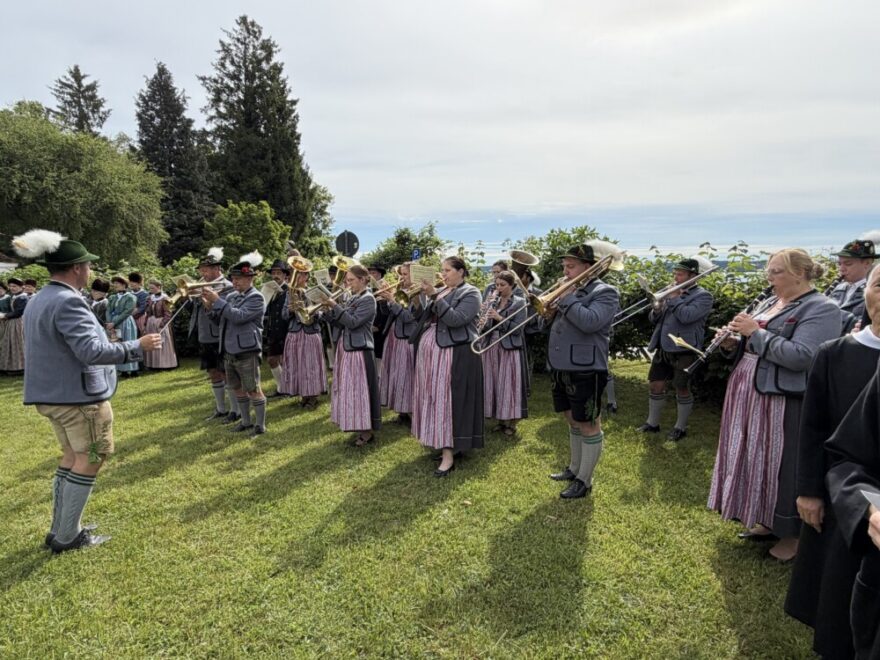 IMG 0246 - Bei überraschend schönem Wetter feierte die Pfarrei St. Joseph in Tutzing das Fronleichnamsfest mit rund 250 Gläubigen. Der festliche Gottesdienst in der Pfarrkirche St. Joseph wurde von Pfarrer Peter Seidel zelebriert.