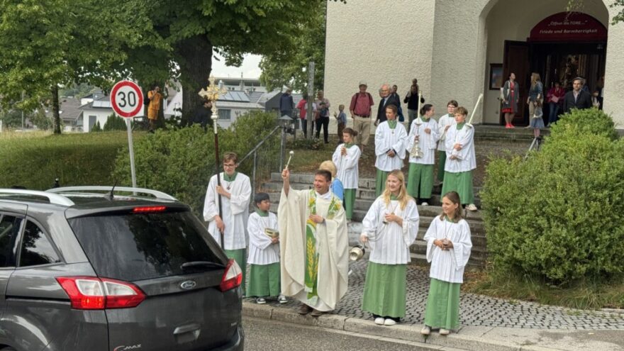 2026 07 19 Fahrzeugsegnung RN01 - Mit herzlichen Worten begrüßte Pfarrer Peter Seidel das Kinderhaus, alle Kinder, Familien und die Gottesdienstgemeinde zum feierlichen Jahresabschlussgottesdienst am 19. Juli 2026. Im Mittelpunkt stand die Verabschiedung der künftigen Schulkinder und die Gewissheit, dass Jesus die Menschen auf ihrem Lebensweg begleitet.