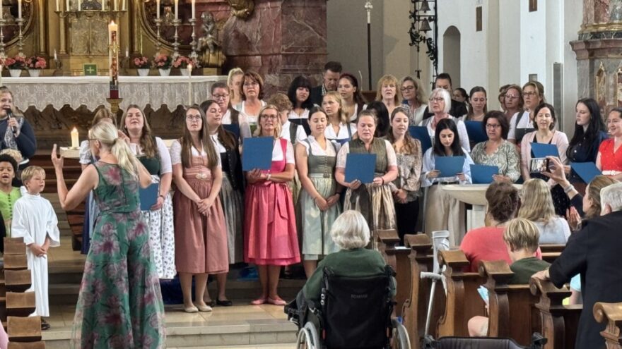 2026 07 19 KIGA GD RN02 - Mit herzlichen Worten begrüßte Pfarrer Peter Seidel das Kinderhaus, alle Kinder, Familien und die Gottesdienstgemeinde zum feierlichen Jahresabschlussgottesdienst am 19. Juli 2026. Im Mittelpunkt stand die Verabschiedung der künftigen Schulkinder und die Gewissheit, dass Jesus die Menschen auf ihrem Lebensweg begleitet.