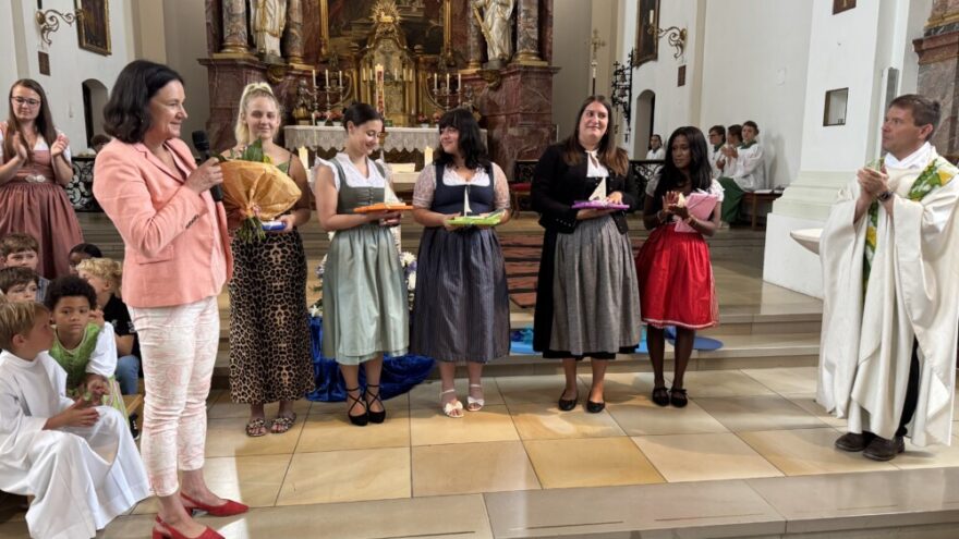 2026 07 19 KIGA GD RN03 - Mit herzlichen Worten begrüßte Pfarrer Peter Seidel das Kinderhaus, alle Kinder, Familien und die Gottesdienstgemeinde zum feierlichen Jahresabschlussgottesdienst am 19. Juli 2026. Im Mittelpunkt stand die Verabschiedung der künftigen Schulkinder und die Gewissheit, dass Jesus die Menschen auf ihrem Lebensweg begleitet.