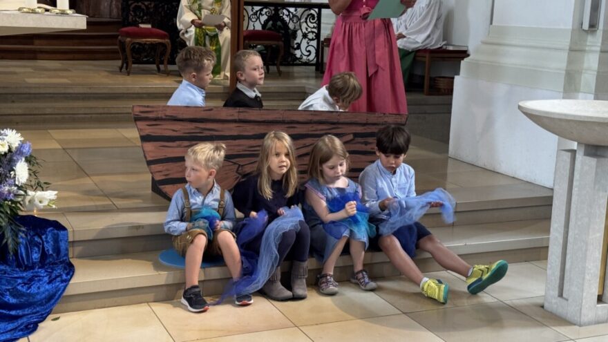 2026 07 19 KIGA GD RN06 - Mit herzlichen Worten begrüßte Pfarrer Peter Seidel das Kinderhaus, alle Kinder, Familien und die Gottesdienstgemeinde zum feierlichen Jahresabschlussgottesdienst am 19. Juli 2026. Im Mittelpunkt stand die Verabschiedung der künftigen Schulkinder und die Gewissheit, dass Jesus die Menschen auf ihrem Lebensweg begleitet.