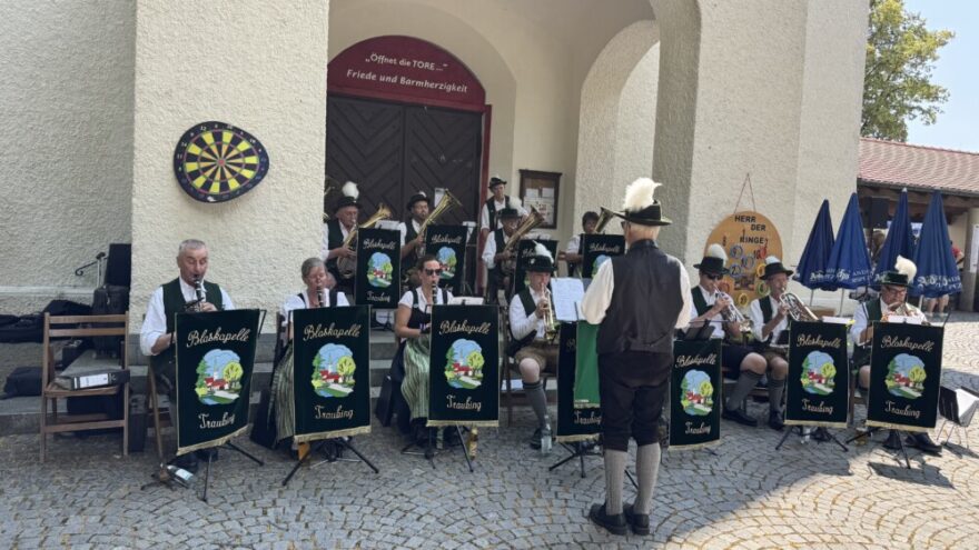 Pfarrfest bei sommerlicher Hitze gut besucht 1 IMG 5126 - Bei hochsommerlichen Temperaturen feierte die Pfarrgemeinde St. Joseph Tutzing ihr diesjähriges Pfarrfest. Den Auftakt bildete ein stimmungsvoller Gottesdienst, der vom Kinderchor, den Blue Notes und dem Kirchenmusiker Werner Zuber an der Orgel musikalisch gestaltet wurde. Auch die Kommunionkinder wirkten an der Feier mit und trugen zu einem gelungenen Gottesdienst bei.
