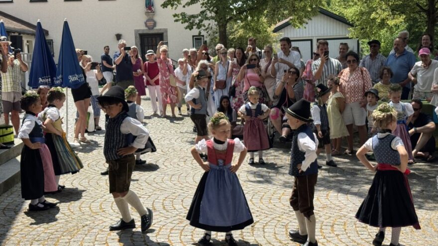 Pfarrfest bei sommerlicher Hitze gut besucht 4 IMG 5141 - Bei hochsommerlichen Temperaturen feierte die Pfarrgemeinde St. Joseph Tutzing ihr diesjähriges Pfarrfest. Den Auftakt bildete ein stimmungsvoller Gottesdienst, der vom Kinderchor, den Blue Notes und dem Kirchenmusiker Werner Zuber an der Orgel musikalisch gestaltet wurde. Auch die Kommunionkinder wirkten an der Feier mit und trugen zu einem gelungenen Gottesdienst bei.
