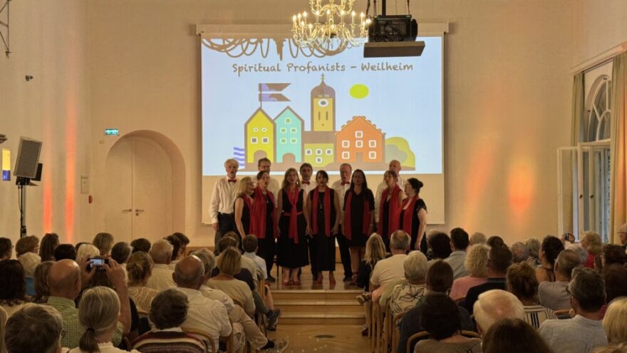 ChorKonzert 2026 RN01 - Am 17. Juli 2026, einem herrlichen Sommerabend, konnten die Blue Notes Tutzing wieder einmal zu einem abwechslungsreichen Sommerkonzert einladen. Das Programm im wunderschönen Ambiente der Evangelischen Akademie Tutzing spannte einen weiten Bogen von der Liebe, dem Verlust der Liebe, über die Freiheit in der Unbeschwertheit hin zum Kampf um die politische Freiheit und der Menschenrechte. Das Publikum hörte im ersten Teil Stücke wie „Summerwind“ und „Can’t help falling in love“, wurde mit „Set your Sail“ schwungvoll und mit Bodypercussion aufgefordert, einen Neustart zu wagen, nichts aufzuschieben und heute noch die „Segel zu setzen“. Im afrikanischen Teil kamen dann Lieder um den ewigen Kampf um die Freiheit und Rechte der Völker um mit dem Lied „si si ni moja“ auf Swahili zu enden in dem es heißt, wir alle lieben, hassen, hoffen und träumen. Wir alle atmen die selbe Luft „we are one“ – wir sind eins!“