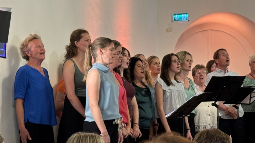 ChorKonzert 2026 RN05 - Am 17. Juli 2026, einem herrlichen Sommerabend, konnten die Blue Notes Tutzing wieder einmal zu einem abwechslungsreichen Sommerkonzert einladen. Das Programm im wunderschönen Ambiente der Evangelischen Akademie Tutzing spannte einen weiten Bogen von der Liebe, dem Verlust der Liebe, über die Freiheit in der Unbeschwertheit hin zum Kampf um die politische Freiheit und der Menschenrechte. Das Publikum hörte im ersten Teil Stücke wie „Summerwind“ und „Can’t help falling in love“, wurde mit „Set your Sail“ schwungvoll und mit Bodypercussion aufgefordert, einen Neustart zu wagen, nichts aufzuschieben und heute noch die „Segel zu setzen“. Im afrikanischen Teil kamen dann Lieder um den ewigen Kampf um die Freiheit und Rechte der Völker um mit dem Lied „si si ni moja“ auf Swahili zu enden in dem es heißt, wir alle lieben, hassen, hoffen und träumen. Wir alle atmen die selbe Luft „we are one“ – wir sind eins!“