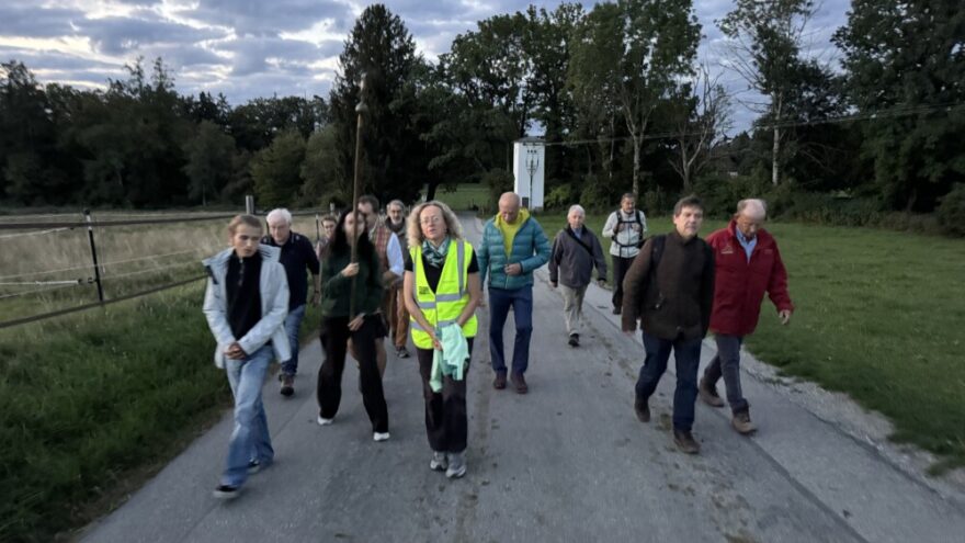 Wallfahrt nach Andechs 1 2026 09 13 AndechsWallfahrt RN04 - Am 13. September 2026 ging die Pfarrgemeinde traditionell auf ihre Wallfahrt nach Andechs. Um 6 Uhr morgens von der Pfarrkirche St. Joseph weg, ging es über Traubing, wo uns die Kirchenglocken begrüßten, nach Machtlfing und von dort über den Stefansbichl durch Erling auf den Heiligen Berg, wo uns bei Ankunft einer der Pater aus dem Kloster den Segen erteilte.