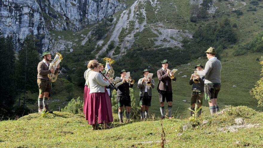 2026 09 19 Bergmesse MN02 - Organisiert vom Alpenverein Sektion Tutzing e.V. machten sich am 19. September 2026 wieder viele Bergliebhaber auf den Weg zur Tutzinger Hütte. Die einen übernachteten und erwarteten die Gottesdienstbesucher bereits nach dem Frühstück auf der Hütte, die anderen machten sich früh auf den Weg und erkämpften sich die Hütte zu Fuß und ein großer Teil ließ sich mit dem Bus vom Bahnhof bis zur Materialseilbahn hinauffahren um dann noch die Serpentinen zu erklimmen und ebenfalls mal wieder einen herrlichen Bergtag an dieser für die Tutzinger besonderen Hütte zu verbringen.
