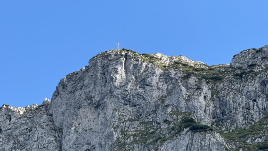 2026 09 19 Bergmesse MN04 - Organisiert vom Alpenverein Sektion Tutzing e.V. machten sich am 19. September 2026 wieder viele Bergliebhaber auf den Weg zur Tutzinger Hütte. Die einen übernachteten und erwarteten die Gottesdienstbesucher bereits nach dem Frühstück auf der Hütte, die anderen machten sich früh auf den Weg und erkämpften sich die Hütte zu Fuß und ein großer Teil ließ sich mit dem Bus vom Bahnhof bis zur Materialseilbahn hinauffahren um dann noch die Serpentinen zu erklimmen und ebenfalls mal wieder einen herrlichen Bergtag an dieser für die Tutzinger besonderen Hütte zu verbringen.