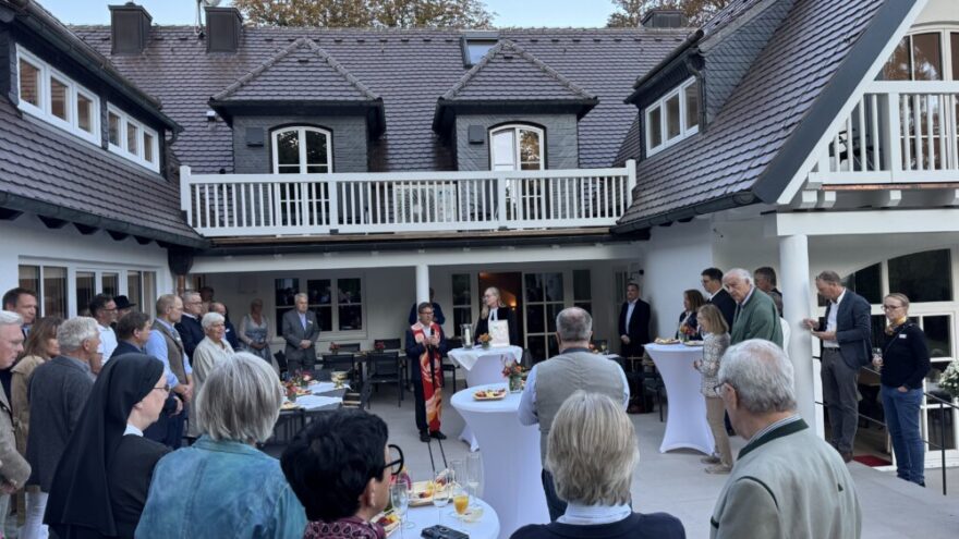 Von-Ehrlich-Haus feierlich gesegnet 1 2026 10 05 vonEhrlichHaus RN01 - Mit einer ökumenischen Segnung haben der katholische Pfarrer Peter Seidel und seine evangelische Kollegin Pfarrerin Beate Frankenberger das neue Begegnungszentrum der Ambulanten Krankenpflege Tutzing seiner Bestimmung übergeben. Rund 80 Gäste nahmen am Montag 5. Oktober 2026 an der feierlichen Einweihung in der Traubinger Straße teil.