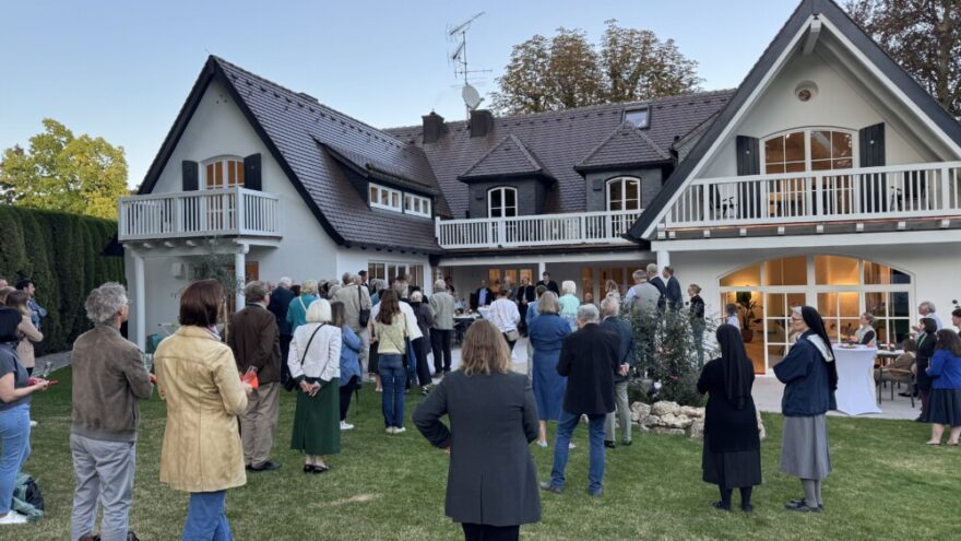 Von-Ehrlich-Haus feierlich gesegnet 2 2026 10 05 vonEhrlichHaus RN03 - Mit einer ökumenischen Segnung haben der katholische Pfarrer Peter Seidel und seine evangelische Kollegin Pfarrerin Beate Frankenberger das neue Begegnungszentrum der Ambulanten Krankenpflege Tutzing seiner Bestimmung übergeben. Rund 80 Gäste nahmen am Montag 5. Oktober 2026 an der feierlichen Einweihung in der Traubinger Straße teil.