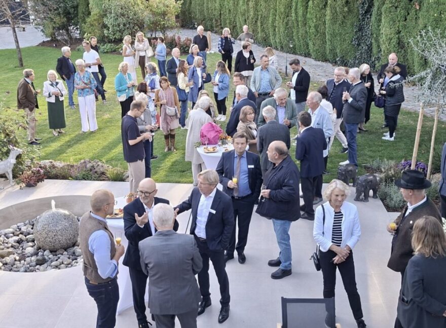 Von-Ehrlich-Haus feierlich gesegnet 3 2026 10 05 vonEhrlichHaus RN04 - Mit einer ökumenischen Segnung haben der katholische Pfarrer Peter Seidel und seine evangelische Kollegin Pfarrerin Beate Frankenberger das neue Begegnungszentrum der Ambulanten Krankenpflege Tutzing seiner Bestimmung übergeben. Rund 80 Gäste nahmen am Montag 5. Oktober 2026 an der feierlichen Einweihung in der Traubinger Straße teil.